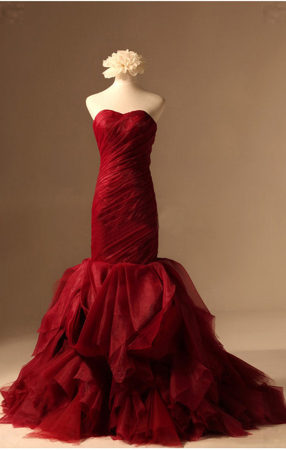 Robe de soirée spéciale en organza faite à la main, coupe sirène avec décolleté en cœur, rouge vin