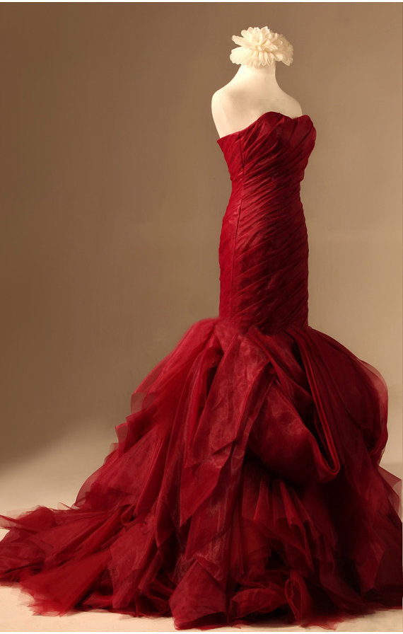 Robe de soirée spéciale en organza faite à la main, coupe sirène avec décolleté en cœur, rouge vin