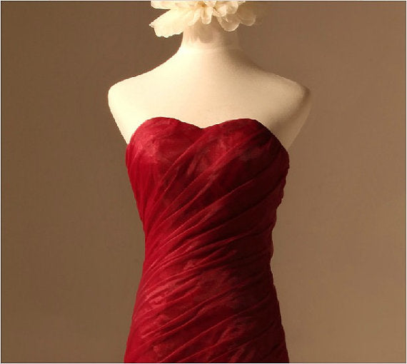 Robe de soirée spéciale en organza faite à la main, coupe sirène avec décolleté en cœur, rouge vin