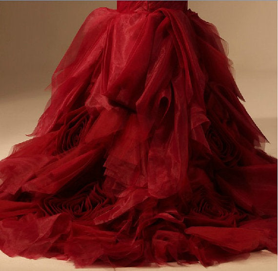 Robe de soirée spéciale en organza faite à la main, coupe sirène avec décolleté en cœur, rouge vin