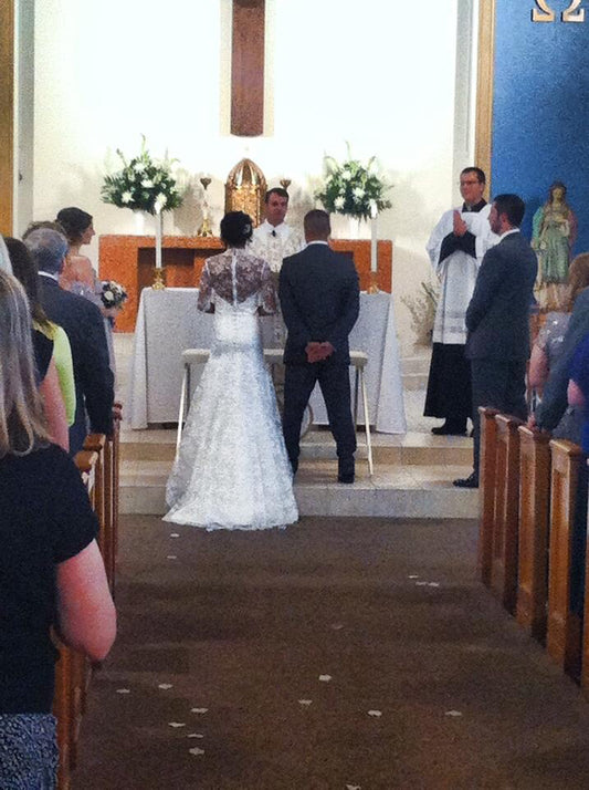 Elegantes Hochzeitskleid aus Spitze mit 3/4-Ärmeln - Meerjungfrau, bodenlang, V-Ausschnitt - Handgefertigt von KaliDani