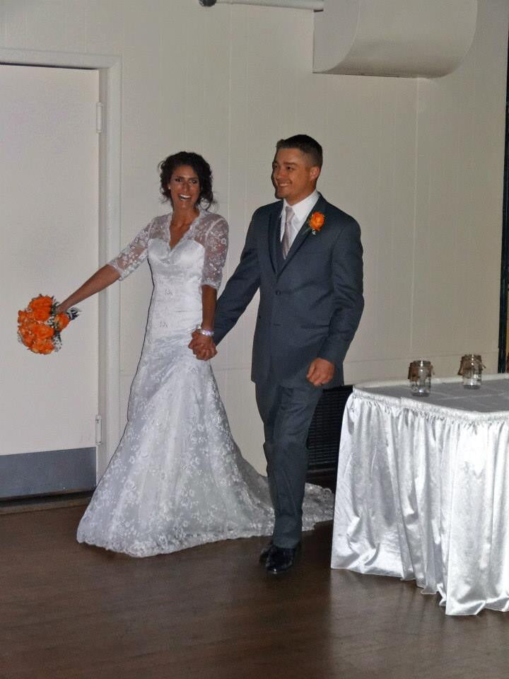 Elegantes Hochzeitskleid aus Spitze mit 3/4-Ärmeln - Meerjungfrau, bodenlang, V-Ausschnitt - Handgefertigt von KaliDani