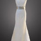 Weißes Etui-Spitzen-Hochzeitskleid - Modernes, Ärmelloses, Bodenlanges Brautkleid mit Gürtel und Hofschleppe