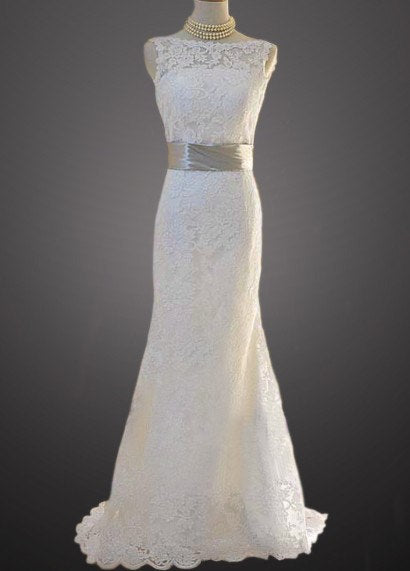 Weißes Etui-Spitzen-Hochzeitskleid - Modernes, Ärmelloses, Bodenlanges Brautkleid mit Gürtel und Hofschleppe