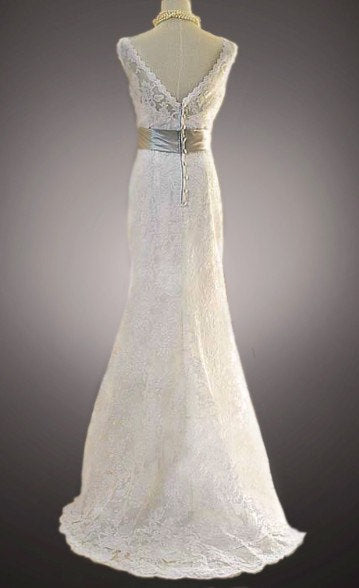Weißes Etui-Spitzen-Hochzeitskleid - Modernes, Ärmelloses, Bodenlanges Brautkleid mit Gürtel und Hofschleppe
