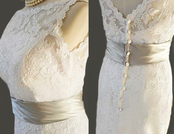 Weißes Etui-Spitzen-Hochzeitskleid - Modernes, Ärmelloses, Bodenlanges Brautkleid mit Gürtel und Hofschleppe