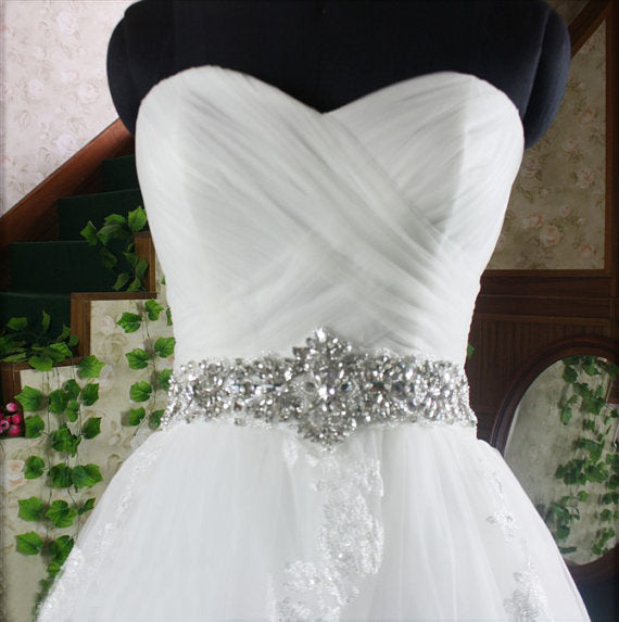 Designer KaliDani A-Linie Herzförmiges Ärmelloses Bodenlanges Spitzen-Hochzeitskleid mit Perlengürtel