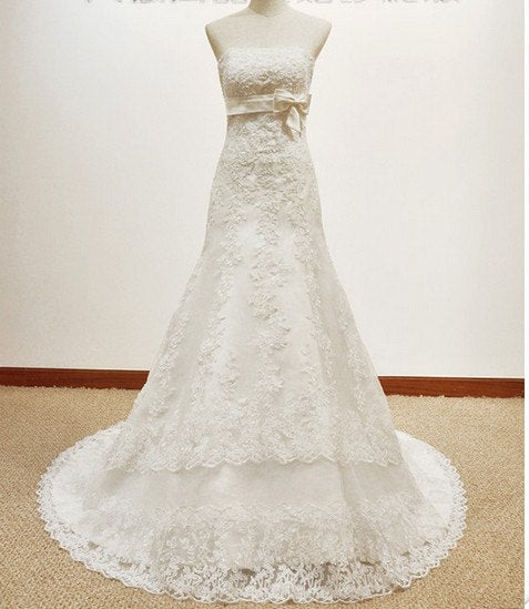 Empire Taille Weißes Spitzen-Hochzeitskleid Klassisches Brautkleid Ärmellos Hofzug mit Gürtel