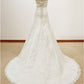 Empire Taille Weißes Spitzen-Hochzeitskleid Klassisches Brautkleid Ärmellos Hofzug mit Gürtel