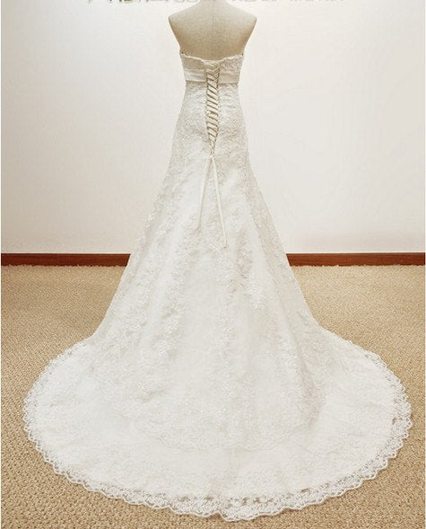 Empire Taille Weißes Spitzen-Hochzeitskleid Klassisches Brautkleid Ärmellos Hofzug mit Gürtel