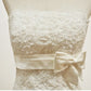 Empire Taille Weißes Spitzen-Hochzeitskleid Klassisches Brautkleid Ärmellos Hofzug mit Gürtel