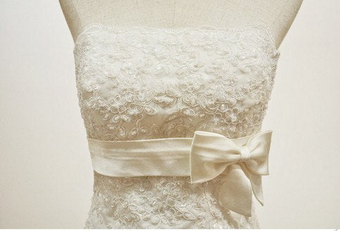 Empire Taille Weißes Spitzen-Hochzeitskleid Klassisches Brautkleid Ärmellos Hofzug mit Gürtel