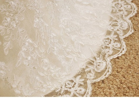 Empire Taille Weißes Spitzen-Hochzeitskleid Klassisches Brautkleid Ärmellos Hofzug mit Gürtel