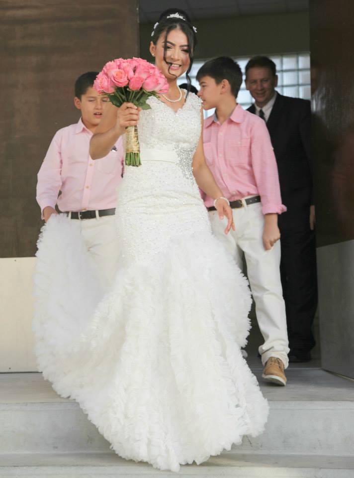 Robe de mariée glamour en dentelle organza de luxe, robe de mariée blanche avec traîne cathédrale et perles
